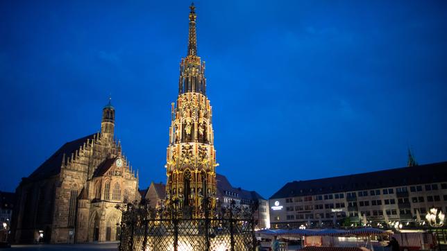 Der Hauptmarkt mit dem Schönen Brunnen und der Frauenkirche zur Blauen Stunde.