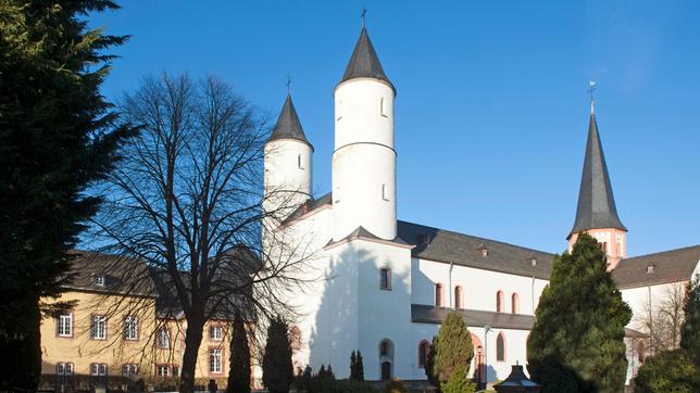 Bild: WDR/Rainer Hackenberg Am 1. November feiert die katholische Kirche weltweit das Fest Allerheiligen und gedenkt damit der unzähligen Menschen, die in besonderer Weise ihr Leben für Gott und ihre Mitmenschen eingesetzt haben.