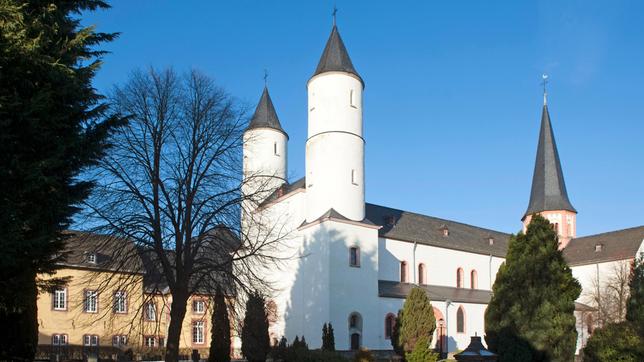 Am 1. November feiert die katholische Kirche weltweit das Fest Allerheiligen und gedenkt damit der unzähligen Menschen, die in besonderer Weise ihr Leben für Gott und ihre Mitmenschen eingesetzt haben.