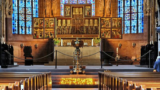 Bild: WDR/Günther Wertz Der Altaraufsatz ist eines der kunsthistorisch wertvollsten Objekte der Reinoldikirche und wurde um 1420 in Brüssel und Brügge gefertigt. Zu sehen sind Szenen aus dem Leben von Jesus und Maria.