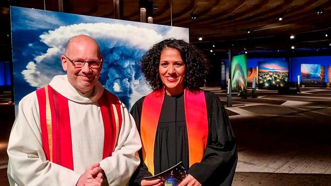 Farbenfroh ins neue Jahr: Pfarrer Gereon Alter und Theologin Sarah Vecera