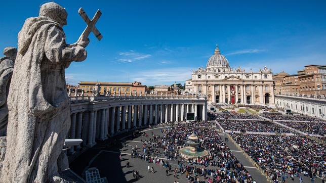 Bild: picture alliance/dpa/SOPA Images via ZUMA Press Wire /Stefano Costantino Ostern auf dem Petersplatz 2022