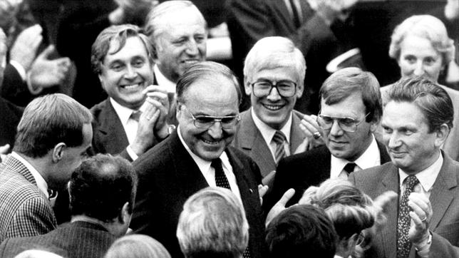 Bild: dpa 1982: Helmut Kohl empfängt Glückwünsche zu seiner Wahl als Bundeskanzler.