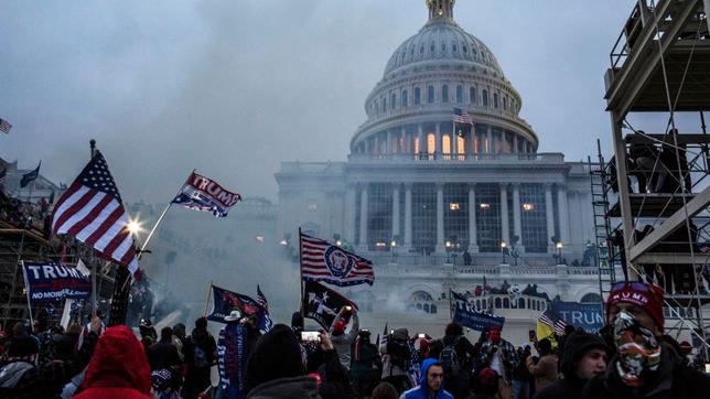 Sicherheitskräfte setzen Tränengas ein, nachdem Unterstützer von US-Präsident Trump das Kapitolgebäude gestürmt haben.