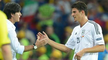 Bild: dpa Löw und Gomez