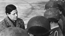 Helmut Schmidt ehrt Soldaten 1962