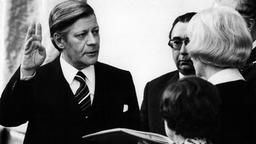 Helmut Schmidt wird als Kanzler vereidigt