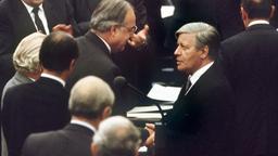 Helmut Schmidt gratuliert Helmut Kohl zur Wahl als Bundeskanzler