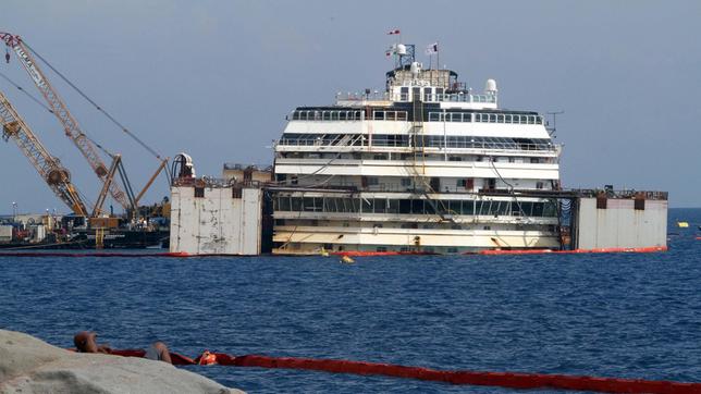 Bild: pa Costa Concordia mit beiderseitigen Schwimmtanks