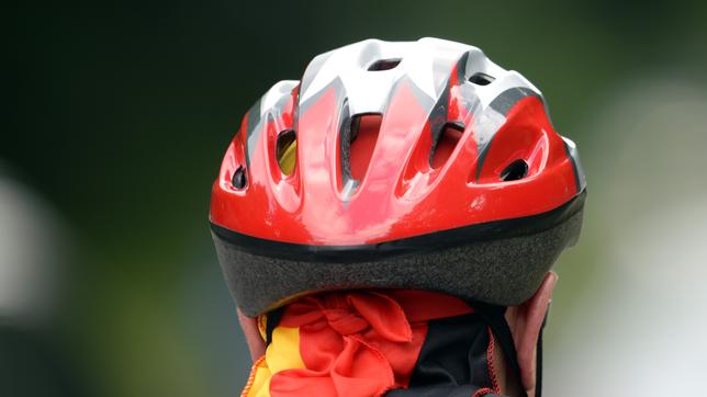Bild: pa Fahrradfahrer mit Helm