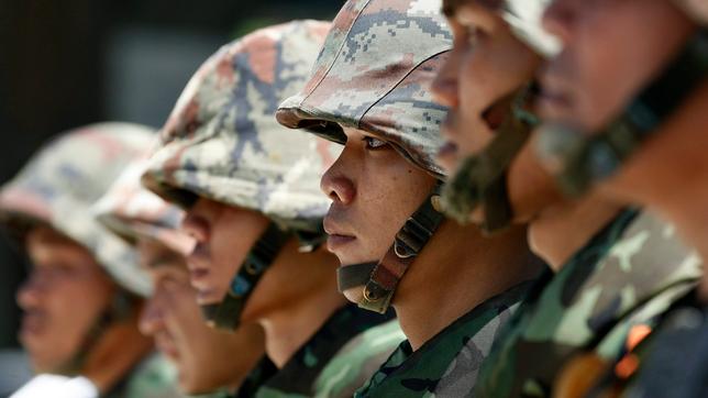 Bild: pa Soldaten kontrollieren die Straßen in Bangkok