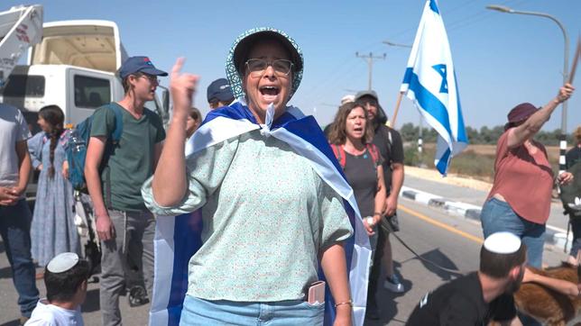 Israelische Siedlerinnen und Siedler demonstrieren gegen hilfslieferungen für den Gazastreifen.