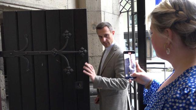 David Grüntjens, Pfarrer der Krefelder Dionysius-Kirche, und die Gemeindereferentin Michelle Engel 