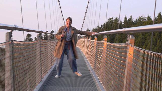 MOMA-Reporterin Laura Cloppenburg auf der Hängebrücke "Wildline“ im Schwarzwald