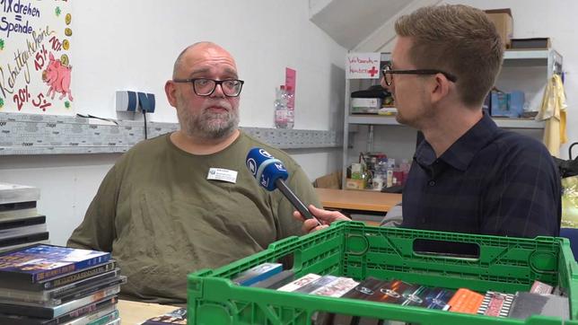 Mitarbeiter Erik Leinert und MOMA-Reporter Joscha Bartlitz