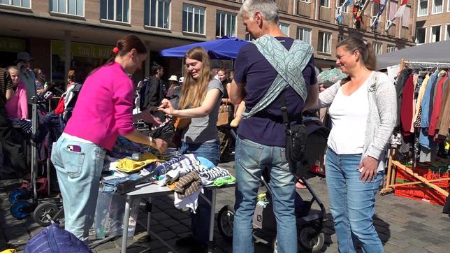 MOMA-Reporterin Ina Schwandner verkauft Kindersachen auf dem Nürnberger Trempelmarkt.