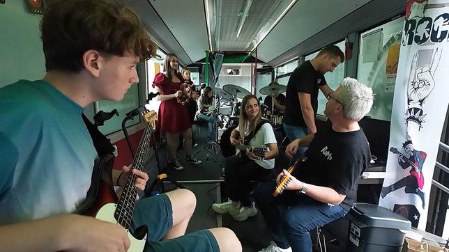 Jugendliche machen gemeinsam Musik im Rockmobil 