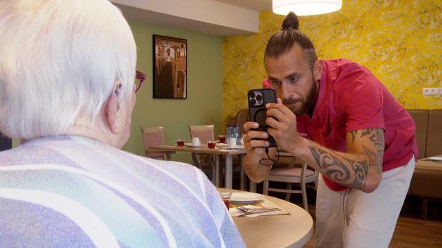Pflege-Influencer John Lopes hat über drei Millionen Follower bei Instagram. 