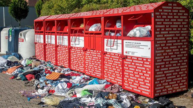 Überfüllte und zugemüllte Altkleidercontainer