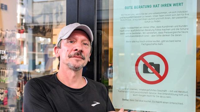Petar Punjek, Filialleiter eines Laufsportfachgeschäfts in Karlsruhe, wehrt sich gegen Beratungsklau.