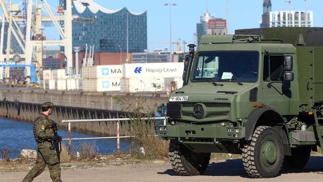 Großmanöver "Red Storm Bravo" vor der Kulisse der Hamburger Elbphilharmonie