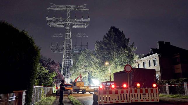 Nach einem Brandanschlag auf die Stromversorgung sind in Berlin Zehntausende tagelang ohne Strom. 