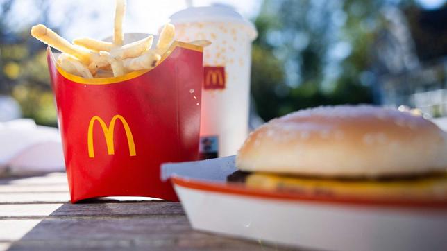 Pommes Frites und Burger einer Fast Food-Kette