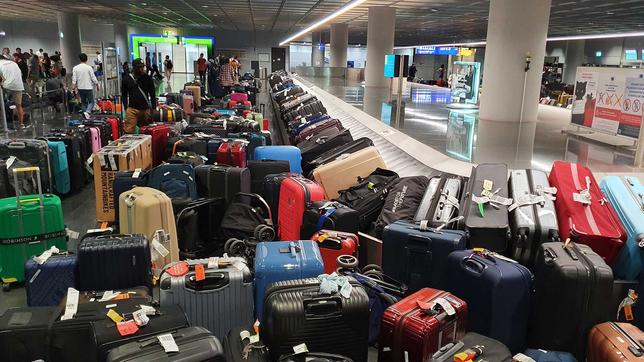 Gepäck staut sich am Flughafen