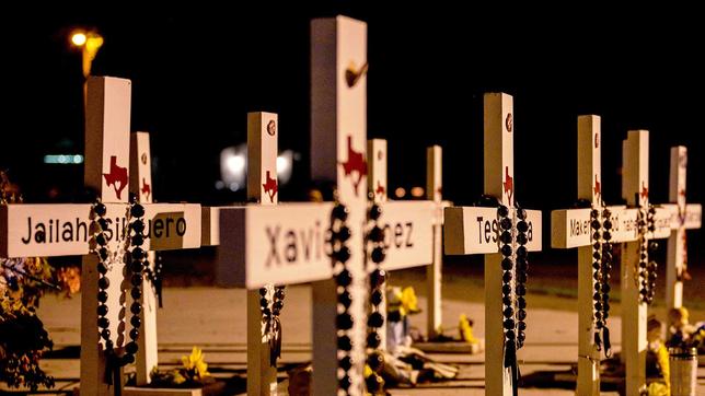Kreuze für die Toten des Amoklaufs an der Grundschule Uvalde