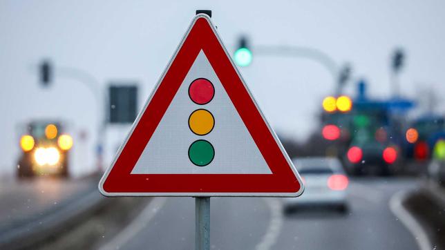 Verkehrsschild Ampel, Symbolbild
