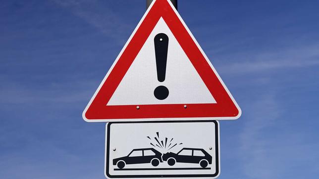 Autounfall, Verkehrsunfall, Symbolbild