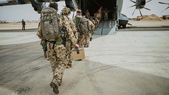 Die Bundeswehr evakuiert deutsche Staatsangehörige aus dem Sudan.