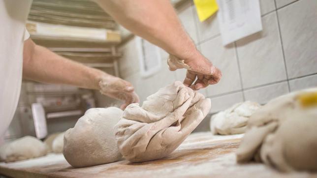 Bäcker beim Backen