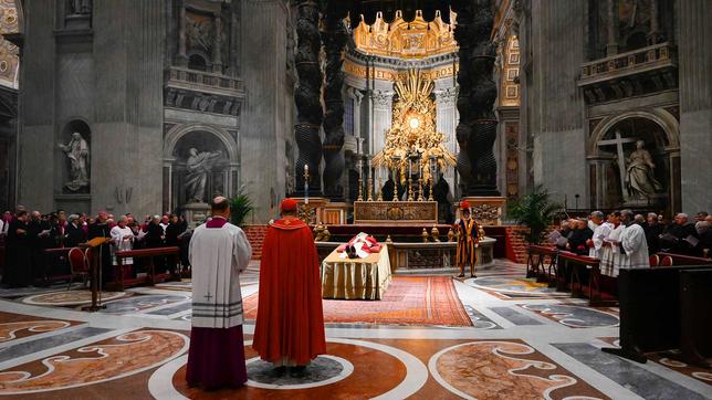 Papst Benedikt XVI. ist im Petersdom aufgebahrt.