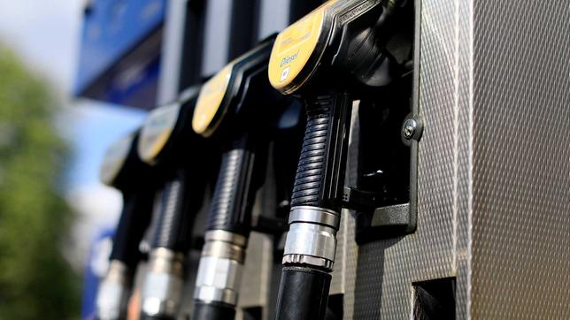 Zapfhähne an einer Tankstelle
