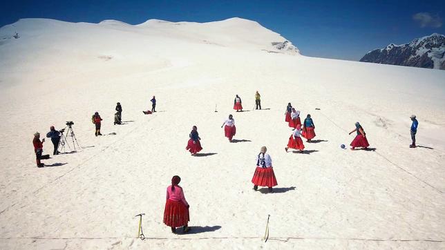 Indigene Bolivianerinnen besteigen einen 6000er in den Anden.