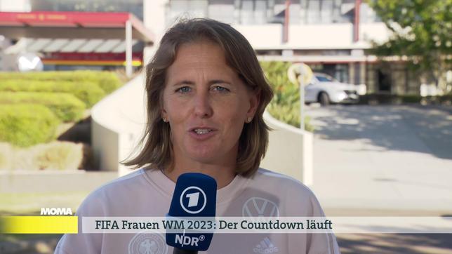 Britta Carlson, Assistenztrainerin der Fußballnationalmannschaft der Frauen