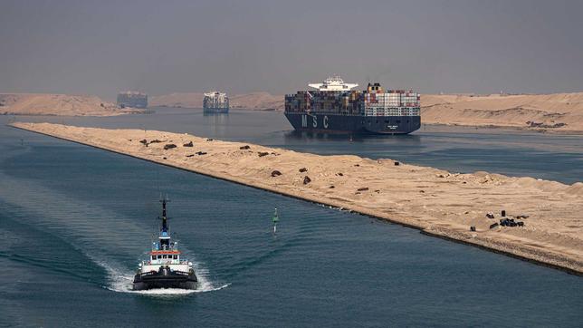 Containerschiffe im Suezkanal