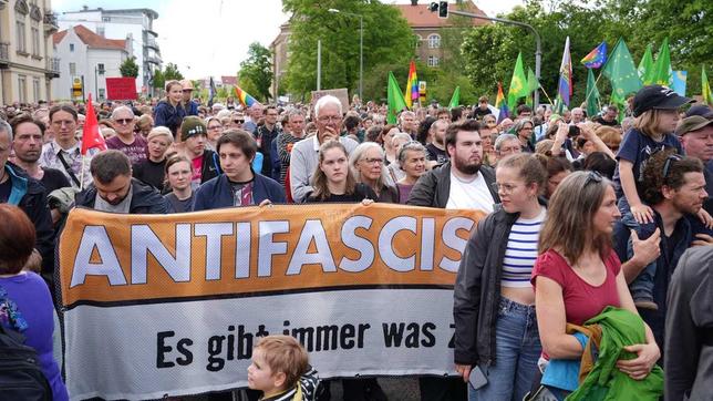 Nach dem brutalen Angriff auf SPD-Politiker Ecke: Tausende protestieren für Demokratie.