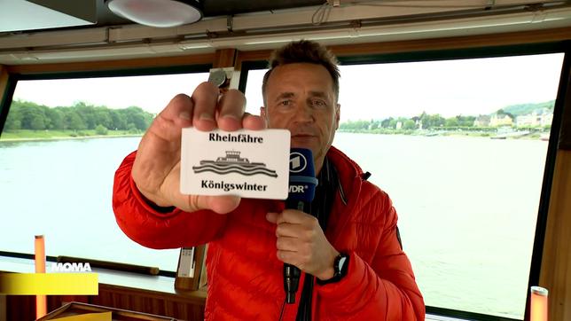MOMA-Meteorologe Donald Bäcker moderiert das Wetter live von der Rheinfähre in Königswinter.