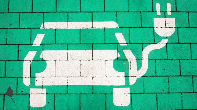 E-Autos sind teurer in der Anschaffung, die Förderung durch den Umweltbonus ist Geschichte und der Ausbau der Ladeinfrastruktur hinkt.