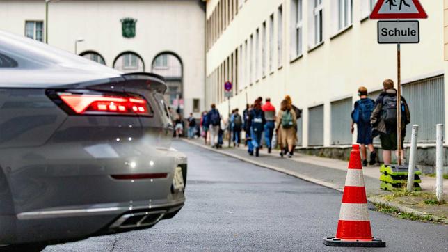 Pilotprojekt in Essen: Schulstraßen sind für Elterntaxis gesperrt