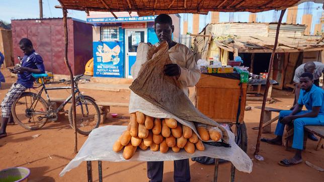 Ein Mann verkauft Brot in Niger