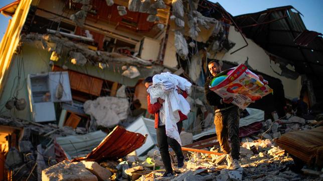 In Massen fliehen die Menschen aus der Erdbebenregion in der Türkei