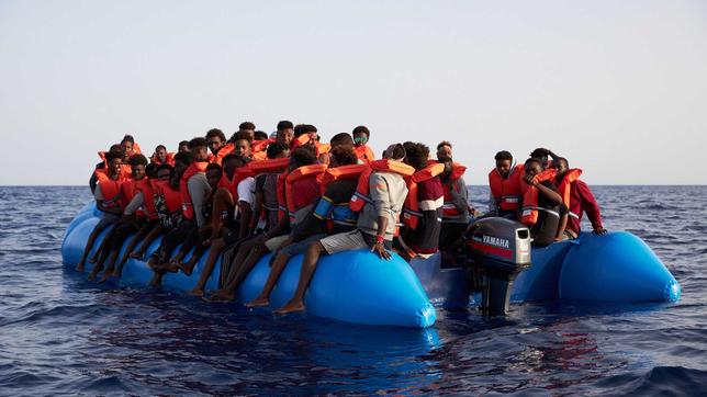 Flüchtlinge in und auf einem Schlauchboot