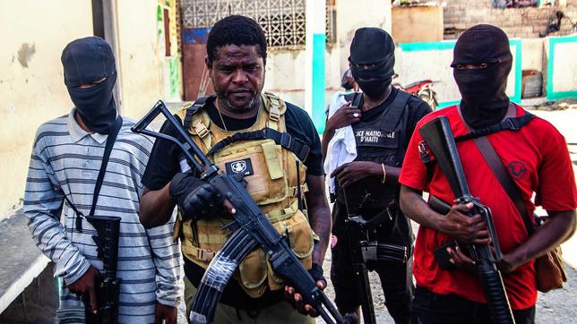 Haiti: Der schwer bewaffnete Bandenchef Jimmy Cherizier, genannt "Barbecue", posiert für ein Foto. 
