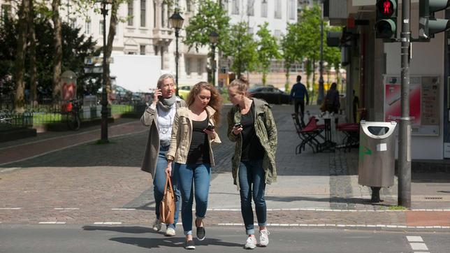 Augen aufs Handy statt auf die Straße: Das kann tödlich enden.