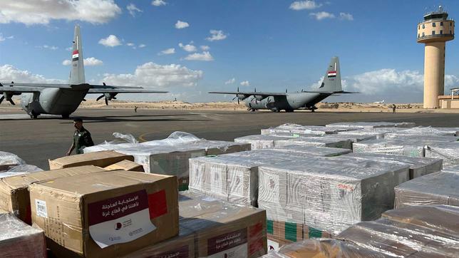 Hilfsgüter für den Gazastreifen sind auf dem ägyptischen Flughafen bei Al-Arish angekommen.