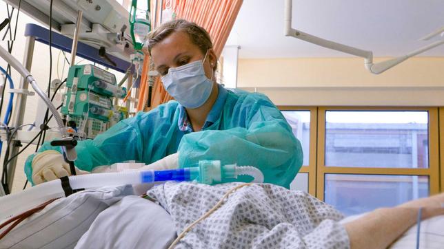 Krankenpflegerin auf einer Intensivstation
