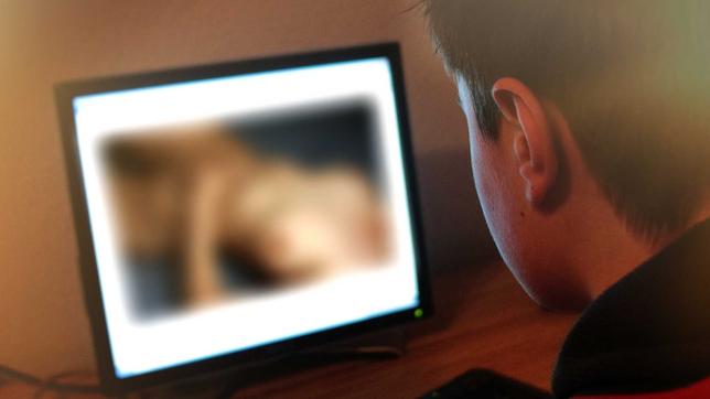 Junge schaut einen Porno auf dem Tablet